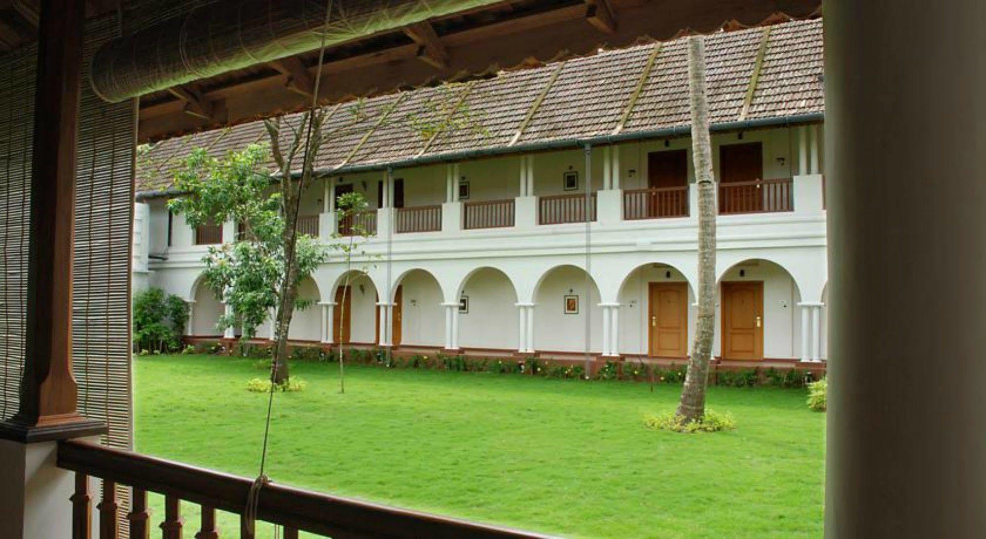 Lemon Tree Vembanad Lake Resort, Kerala Alappuzha Exterior photo